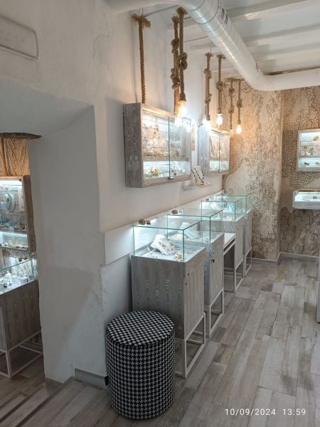 -EN TRASPASO- Tienda de bijoux/joyerias en carrer D´Enmig
