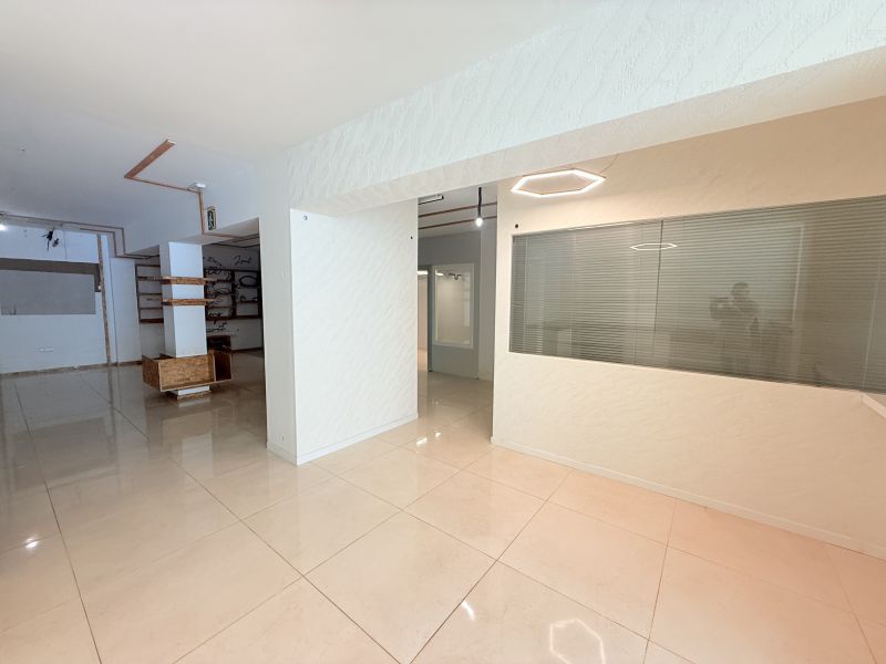 Local comercial con cuarto frio