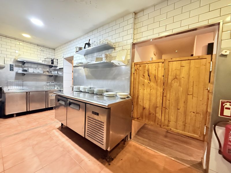 Restaurante en Bisbe Carrasco + vivienda