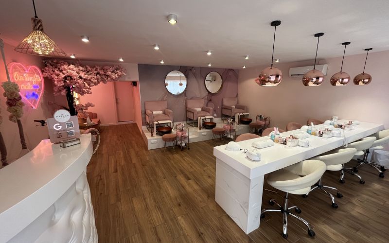 Nail salon next to Paseig des Fonts