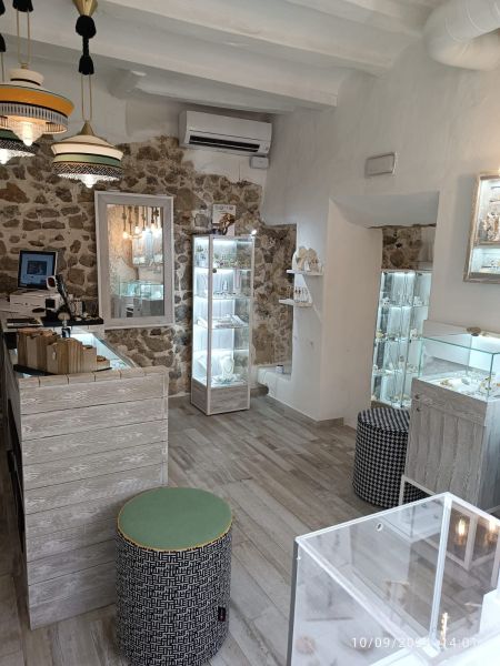 -EN TRASPASO- Tienda de bijoux/joyerias en carrer D´Enmig