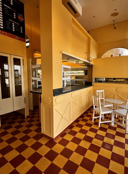 Restaurant/pizzeria next to Cafe Mambo and Cafe del Mar