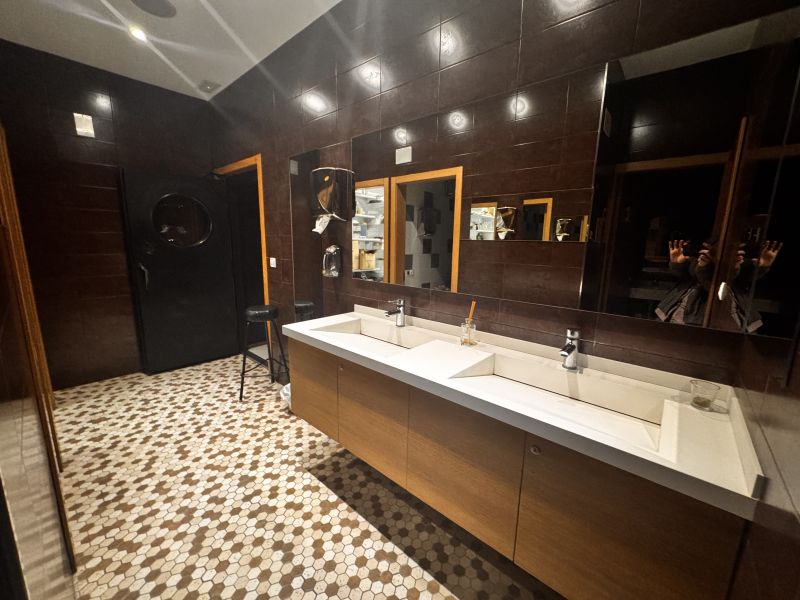 -TRANSFER LEASE- Premises with Cafe concierto licence