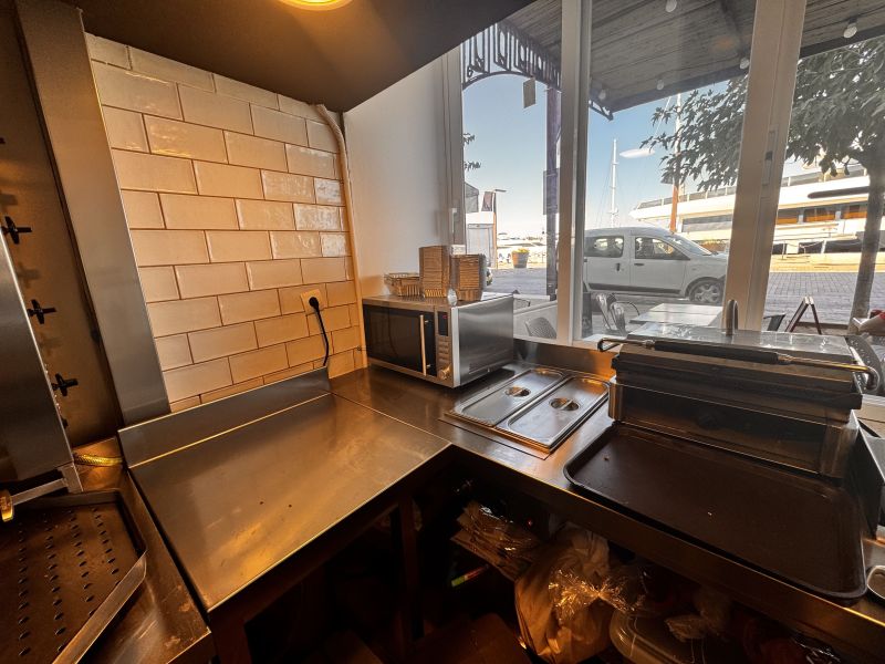 Local con salida de humos, Av. Andanes (primera linea puerto)