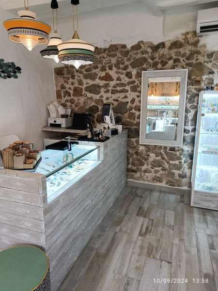 -EN TRASPASO- Tienda de bijoux/joyerias en carrer D´Enmig