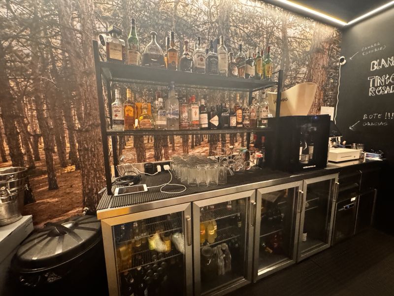 -TRANSFER LEASE- Premises with Cafe concierto licence