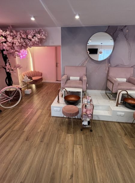 Nail salon next to Paseig des Fonts