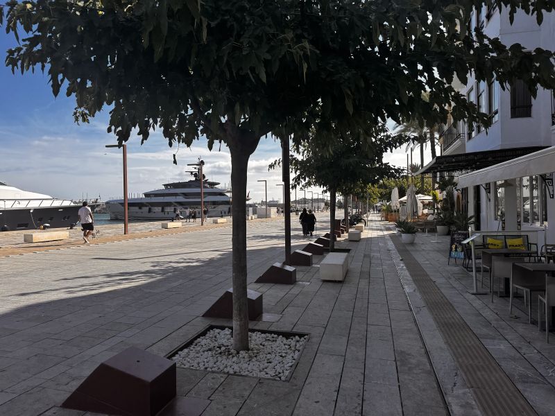 Local con salida de humos, Av. Andanes (primera linea puerto)