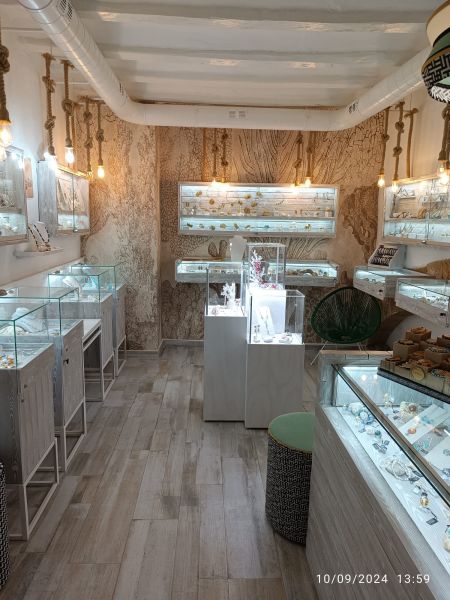 -EN TRASPASO- Tienda de bijoux/joyerias en carrer D´Enmig
