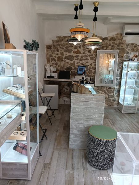 -EN TRASPASO- Tienda de bijoux/joyerias en carrer D´Enmig