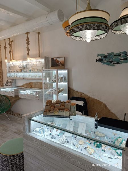 -EN TRASPASO- Tienda de bijoux/joyerias en carrer D´Enmig