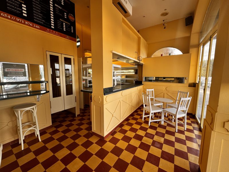 Restaurant/pizzeria next to Cafe Mambo and Cafe del Mar