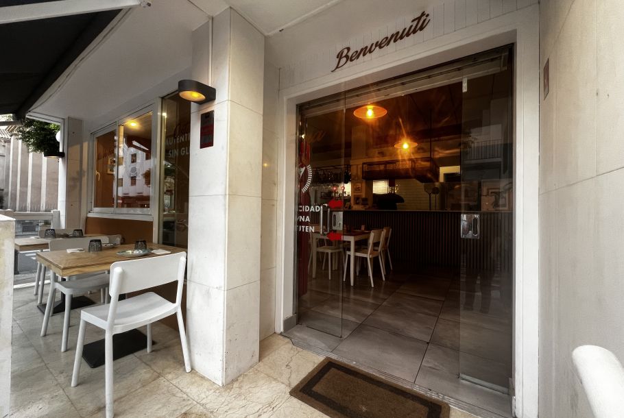 Restaurant pizzeria in calle Aragon, Ibiza town