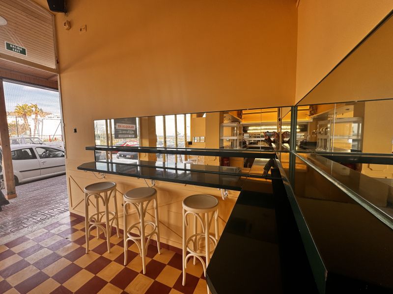 Restaurant/pizzeria next to Cafe Mambo and Cafe del Mar