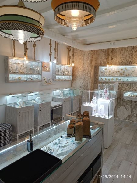 -EN TRASPASO- Tienda de bijoux/joyerias en carrer D´Enmig