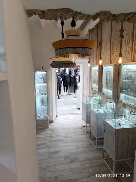 -EN TRASPASO- Tienda de bijoux/joyerias en carrer D´Enmig