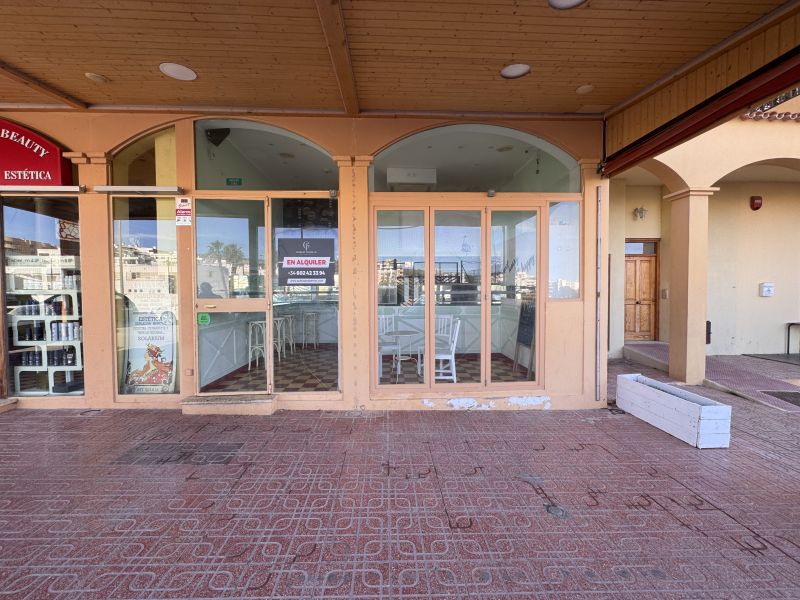 Restaurant/pizzeria next to Cafe Mambo and Cafe del Mar