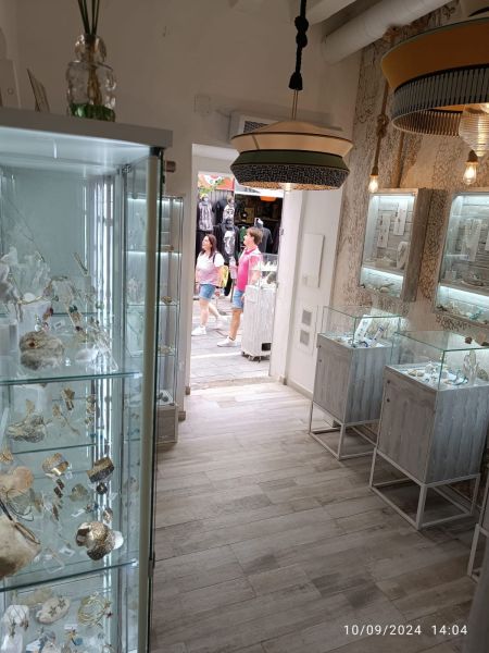 -EN TRASPASO- Tienda de bijoux/joyerias en carrer D´Enmig