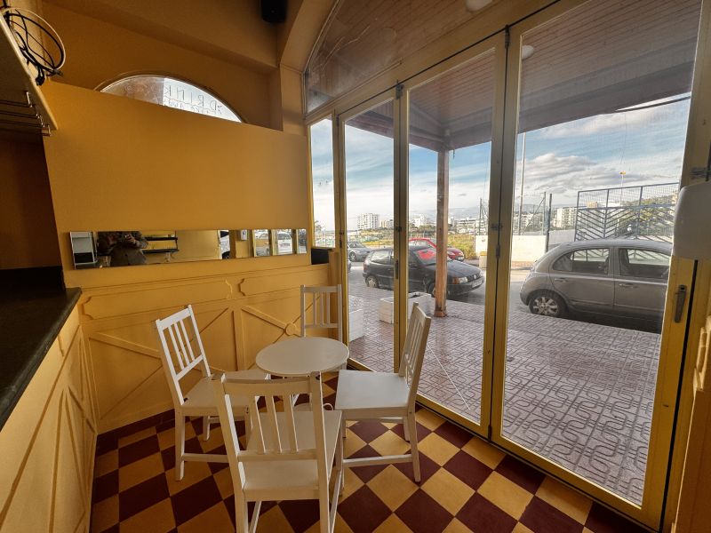 Restaurant/pizzeria next to Cafe Mambo and Cafe del Mar